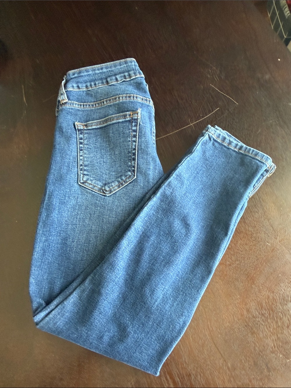 Women's Skinny Jeans in Medium Blue Denim